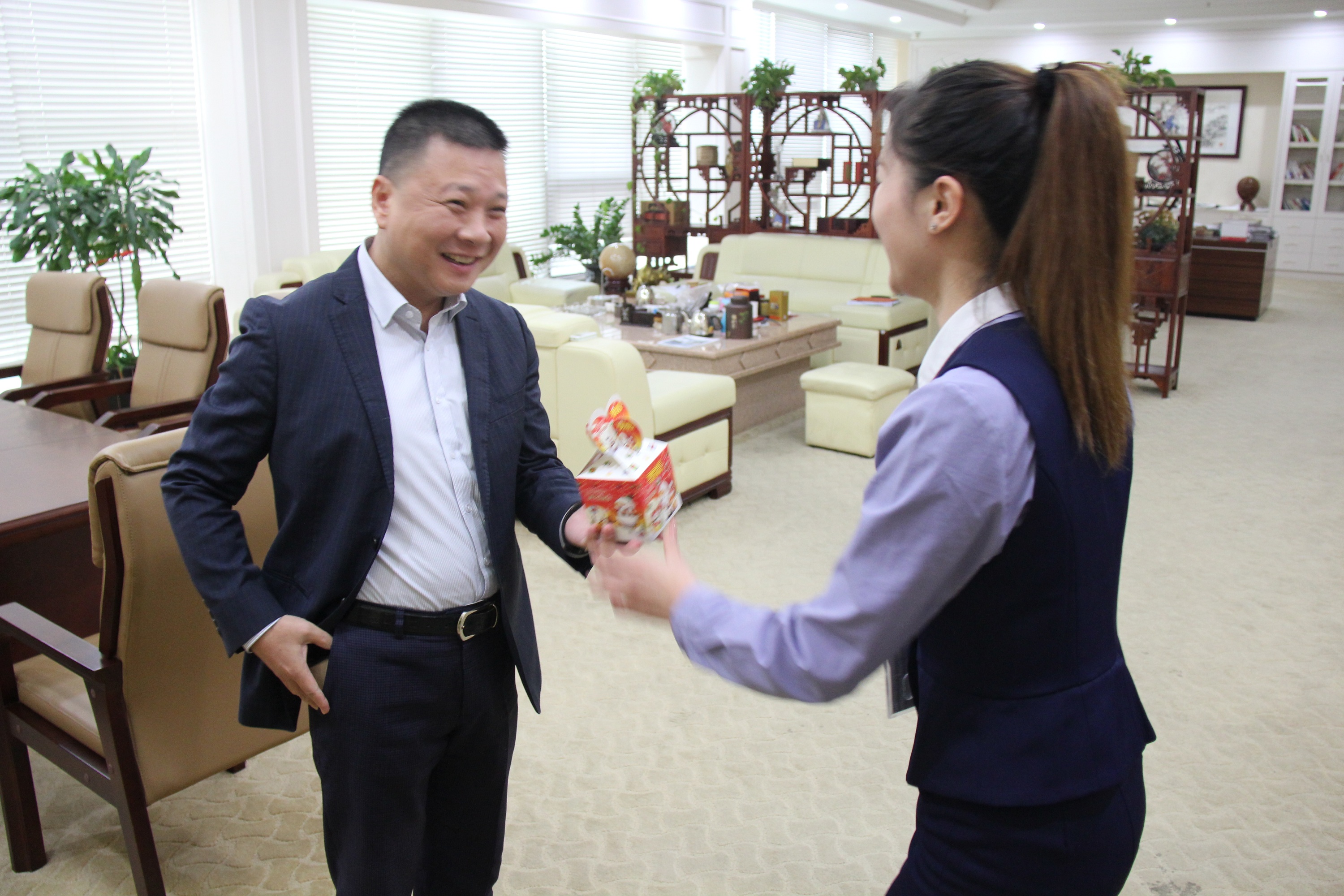 圣悅詩(shī)國(guó)際輕奢美妝為公司員工送平安祝福！